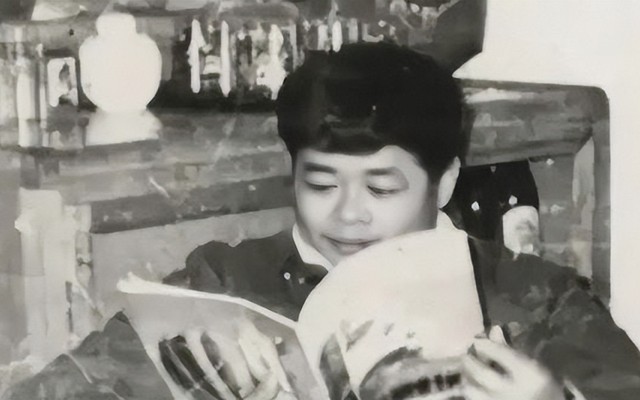 Cậu bé bỏ học năm 14 tuổi vì nhà nghèo, sau này thành "ông trùm kính" thế giới, quay về tặng trường cũ hàng chục tỷ đồng
