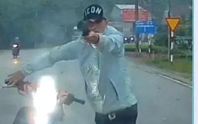 Bắt nghi phạm giật điện thoại, rút dao uy hiếp phụ nữ giữa đường
