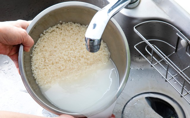 Có thực sự cần vo gạo trước khi nấu?