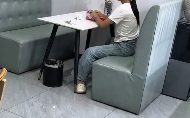 Mẹ đăng ảnh lên mạng khoe con gái nhưng nhìn thứ cô bé cầm trên tay, nhiều người lo lắng: Cẩn thận đi học bị cô lập