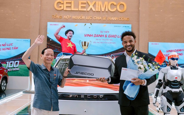 Chủ tịch Geleximco Vũ Văn Tiền đích thân trao xe cho Xuân Son