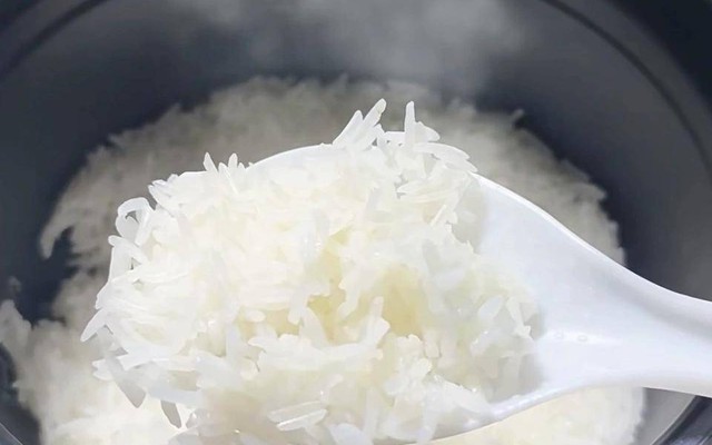 Lý do nhiều gia đình không còn mở nắp nồi cơm điện để xới khi cơm chưa chín hẳn