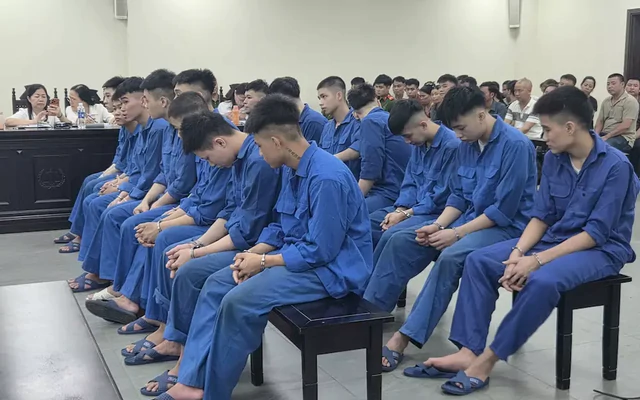 Phạt tù 18 đối tượng rủ nhau ra đường 'tìm ai gây sự thì đánh'