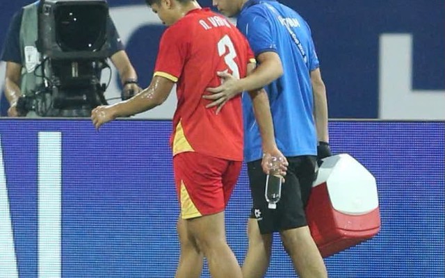 Văn Vĩ dính chấn thương gì mà lỡ hẹn FIFA ASEAN Cup?