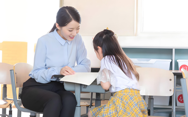 Từ hôm đi họp phụ huynh về, chồng tôi cứ ngẩn ngơ, đến khi tình cờ gặp lại bạn cũ, tôi mới biết nguyên nhân