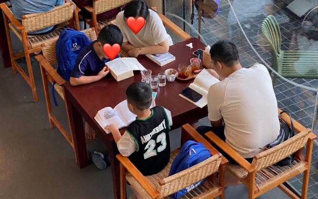 Bức ảnh gia đình trong quán cafe bỗng "hót hòn họt" khắp MXH: Quá lâu rồi mới thấy 1 hình ảnh đẹp đến thế này!