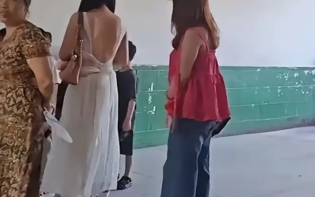 Trang phục họp phụ huynh của 2 bà mẹ khiến nhiều người đỏ mặt: Đây không phải buổi đi xem mắt!