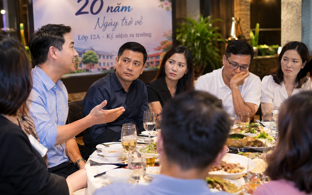 Họp lớp, nhóm thu nhập cao ngồi riêng 1 bàn, lời đề nghị của bạn học khiến cả tất cả "đứng hình"