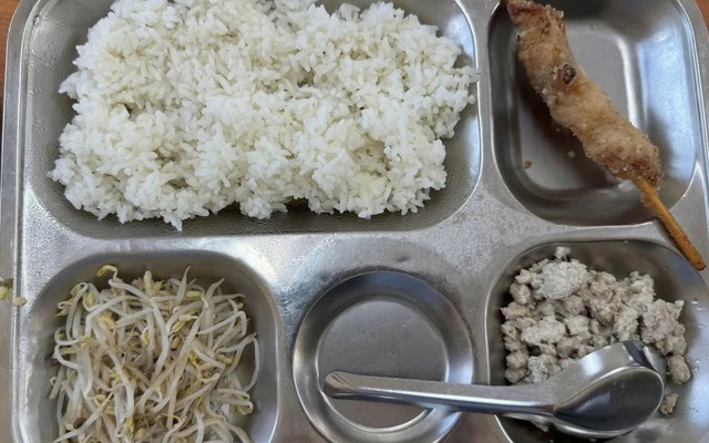 Hà Nội yêu cầu làm rõ suất ăn bán trú 40.000 đồng bị phụ huynh chê lèo tèo