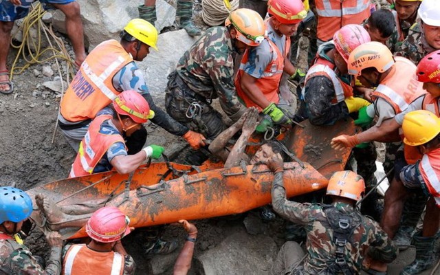Cách 2 người sống sót kỳ diệu sau 9 ngày kẹt trong đường hầm thuỷ điện ở Nepal