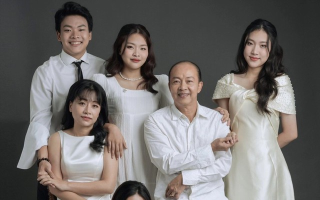 Việt Nam có một gia đình NSƯT 4 con toàn “cực phẩm”: Bố Thạc sĩ nói 4 thứ tiếng, con học trường top thế giới, “bắn” tiếng Anh 8.5 IELTS