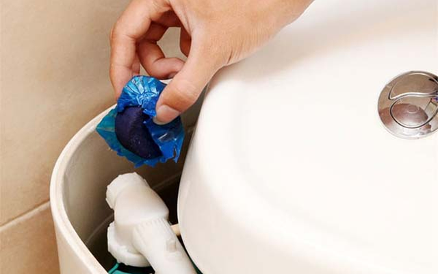 Lời khuyên cho những gia đình thường thả viên tẩy vào két nước bồn cầu