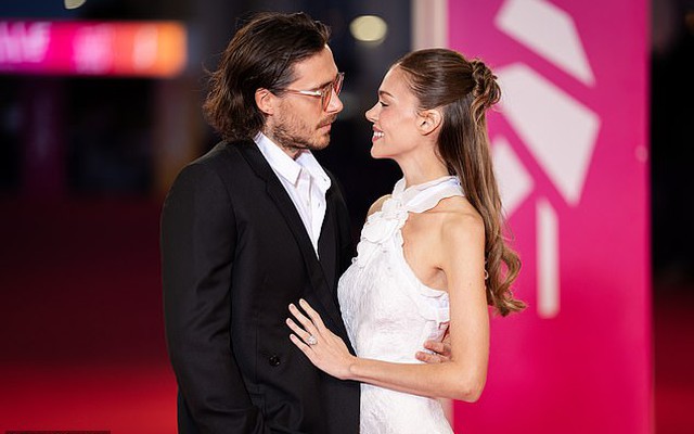 Dâu cả nhà Beckham xuất hiện hốc hác dưới 45kg, Brooklyn Beckham nổi giận đáp trả dư luận bảo vệ vợ