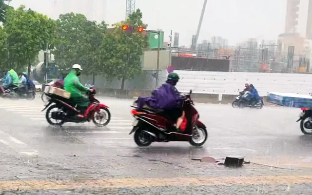 Vì sao Hà Nội mưa như trút, lốc sét?