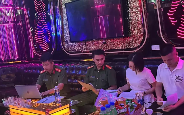 Kiểm tra quán Karaoke, phát hiện 4 cô gái múa khiêu dâm trong phòng VIP