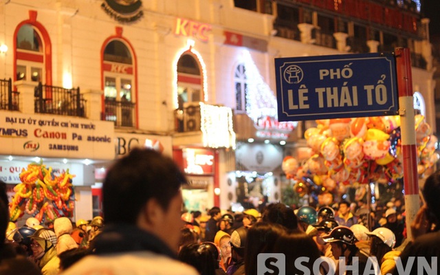 Hà Nội ùn tắc nghiêm trọng đêm Noel