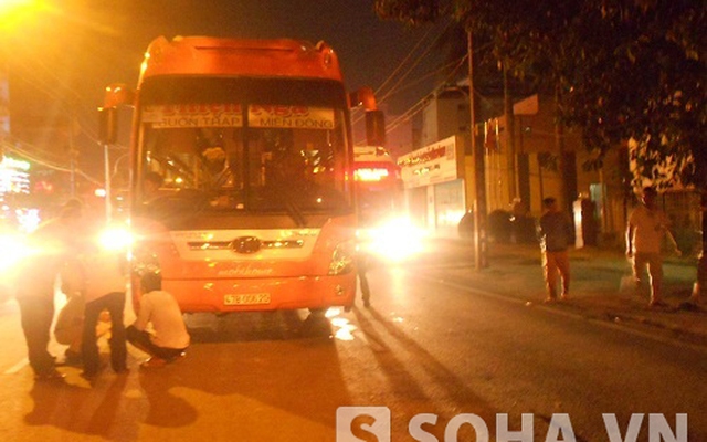 Xe máy tông xe khách, nạn nhân bất động trên vũng máu