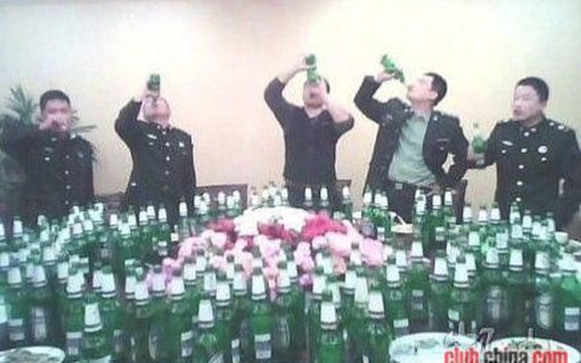 Quân ủy TƯ Trung Quốc cấm rượu, cổ phiếu Mao Đài sụt thê thảm