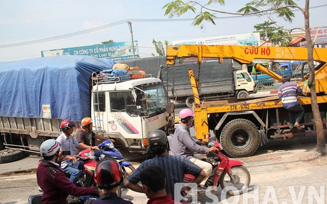 TP.HCM: Gãy trục, xe tải cày nát dải phân cách