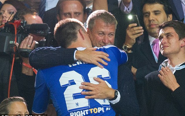 Terry khéo léo tìm cách “nịnh đầm” Abramovich