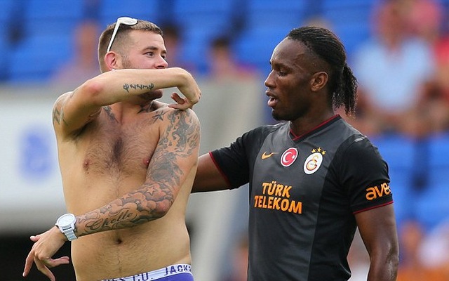 Fan cuồng xăm trổ đầy mình vào sân "săn" Drogba