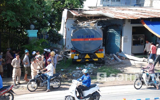 TP.HCM: Xe bồn lao vào nhà dân, 2 mẹ con bị thương nặng