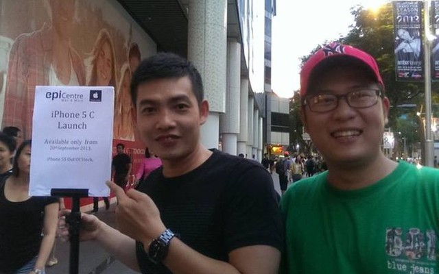 Chê xấu nhưng người Việt đang xếp hàng mua iPhone 5c tại Singapore