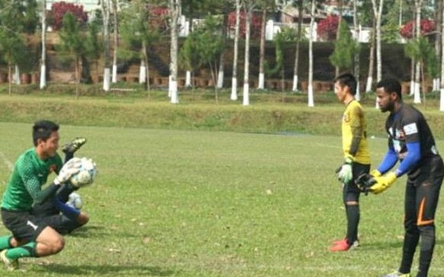 Cựu thủ môn tuyển Nigeria hướng dẫn U19 Việt Nam