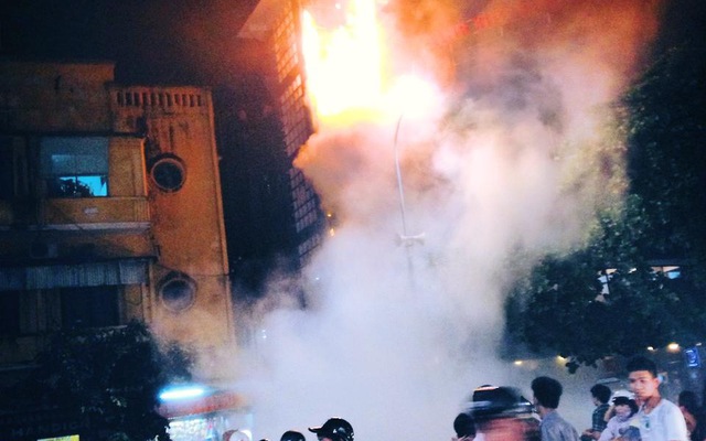 Hà Nội: Nhà hát múa rối Thăng Long ngập trong "biển lửa"