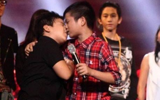 Clip sự thật "nụ hôn đồng giới" của Quang Anh The Voice Kids