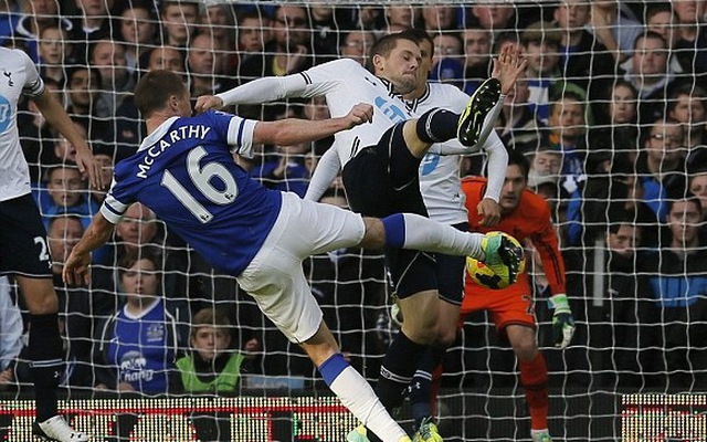 Trọng tài sai sót nghiêm trọng, Tottenham hụt hơi trước Arsenal