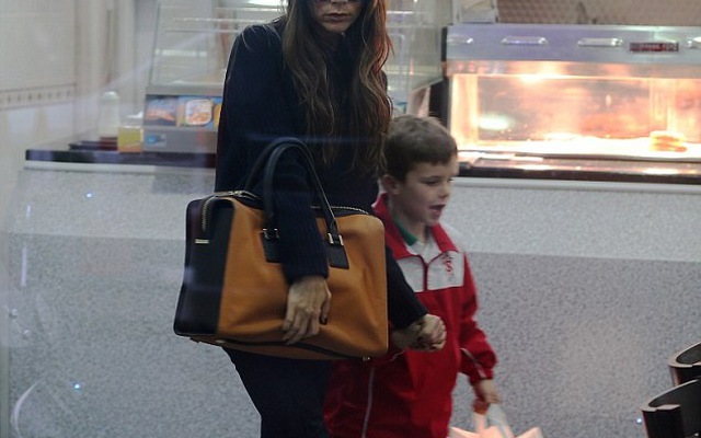 Victoria Beckham sành điệu đưa con đi mua đồ ăn