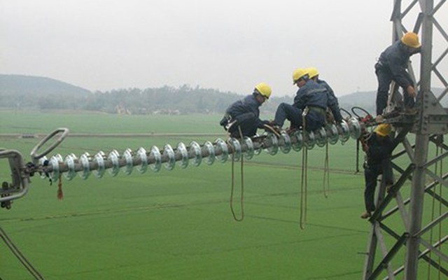 Những người đàn ông "làm xiếc" trên đường dây truyền tải