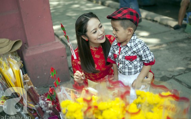 Chùm ảnh: Mẹ con Thanh Thúy đầu năm đi chùa cầu bình an