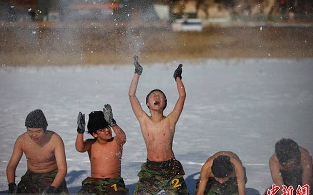 "Quân nhân nhí" Hàn Quốc mình trần khổ luyện giữa băng tuyết