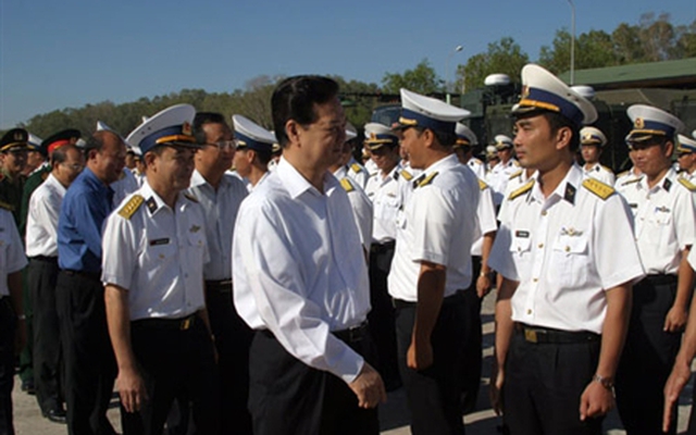 Thủ tướng Nguyễn Tấn Dũng thị sát ‘lá chắn thép’ Bastion trên biển