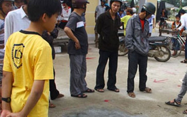 Đã rõ nguyên nhân khiến “máu” rỉ từ nền xi măng