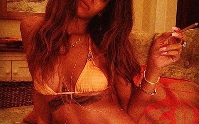 Rihanna mặc bikini khoe bụng 6 múi