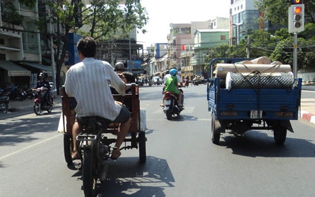 Xe ba gác vẫn 'thong thả' lưu thông vào đường cấm