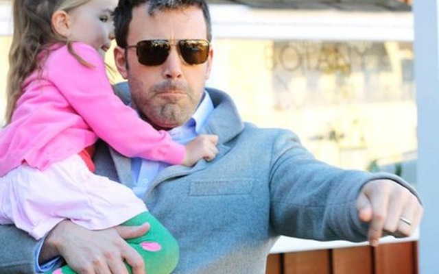Ben Affleck ‘tung cước’ bảo vệ con gái trước paparazzi