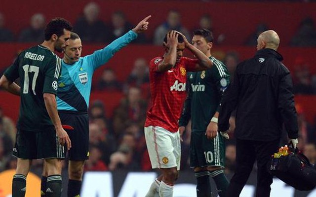 Video: Man Utd đáng lẽ chỉ còn đá với 9 người và bị phạt penalty?