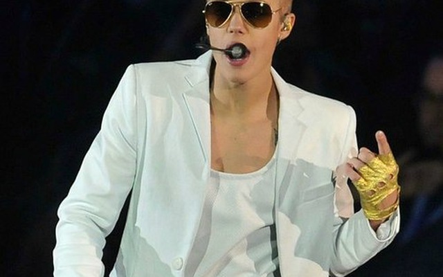 Justin Bieber gục trên sân khấu vì khó thở