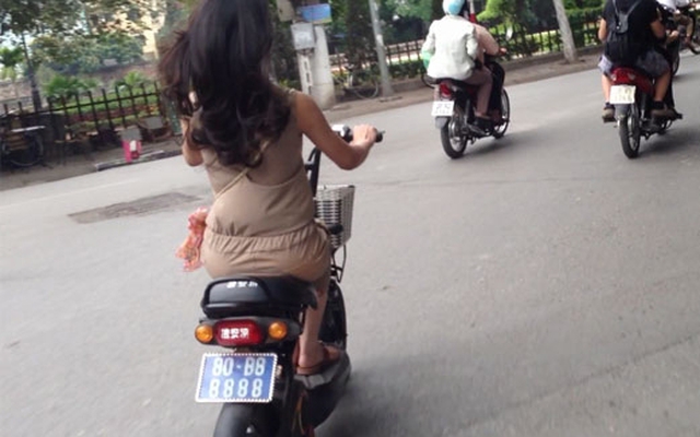 Hà Nội: Thiếu nữ đi xe biển số "siêu khủng" 80B8-8888