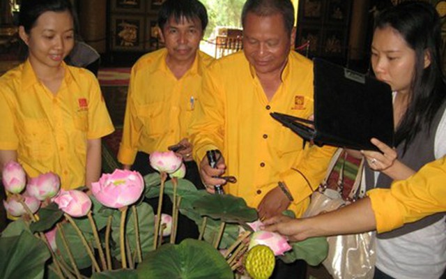 Lý giải hiện tượng hoa ưu đàm nở trên cành sen ở đền thờ