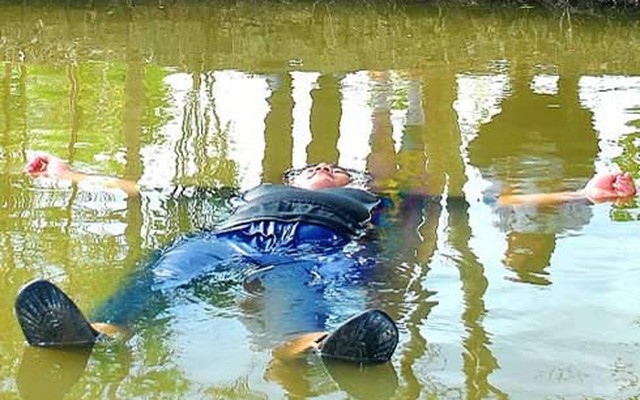 Cà Mau: Chàng trai 120kg tự nổi trên sông
