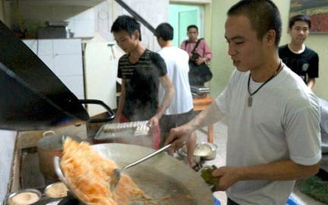 Quán cơm giá rẻ "giật mình" của 7 chàng trai ở Hà Nội