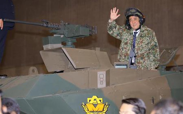 Thủ tướng Nhật cưỡi xe tăng, hô khẩu hiệu “Nhật Bản bị xâm lược”
