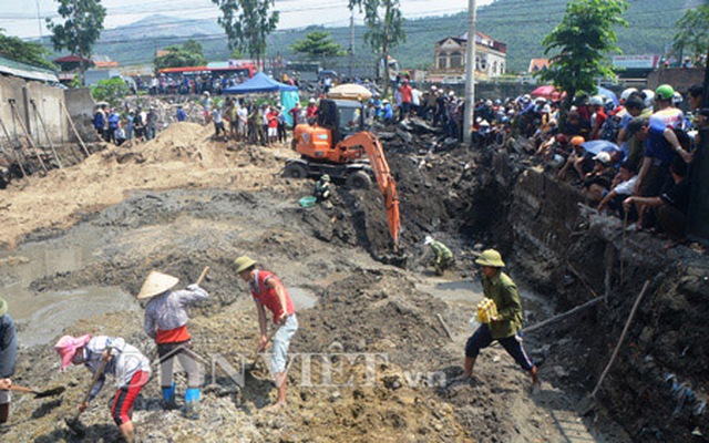 Chùm ảnh: Cận cảnh người dân vây kín ngôi nhà đào móng thấy hơn 30 quan tài