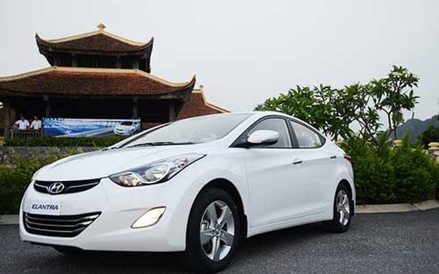 Hyundai Elantra 2013 bị khách hàng Việt chê giá "chát"