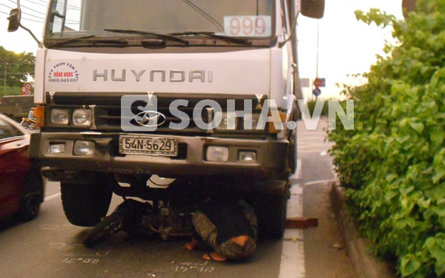 TP.HCM: Bị xe tải cuốn vào gầm, một phụ nữ nguy kịch